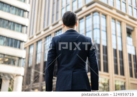 走在辦公室鎮的商人 124959719