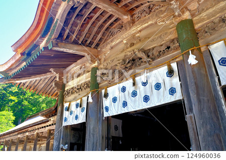 Image of the magnificent main hall of Ogamiyama Shrine in Daisen-Oki National Park, Chugoku region, Daisen Town, Tottori Prefecture (2) 124960036