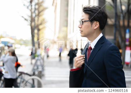 走在辦公室鎮的商人 走在辦公室鎮的商人 124960516