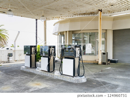 Disused gas station 124960731