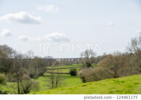 倫敦南郊烏斯河谷的一座歷史悠久的磚砌高架橋，周圍環繞著大樹和綠地 124961175