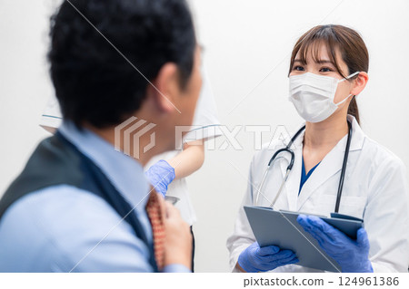 一名女醫生在醫院訪問一名男性患者 124961386