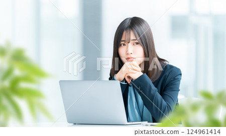 A woman thinking/businesswoman 124961414