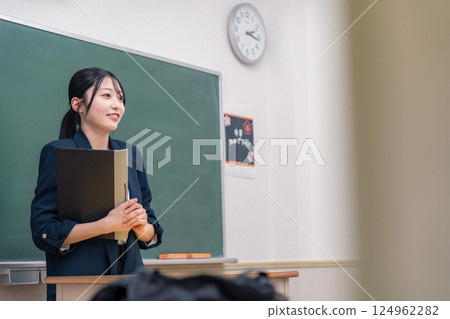 一位在學校授課的年輕女教師 124962282