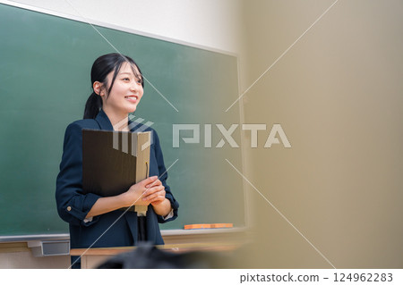 一位在學校授課的年輕女教師 124962283