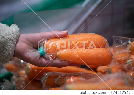 購物者的手拿著胡蘿蔔 124962542