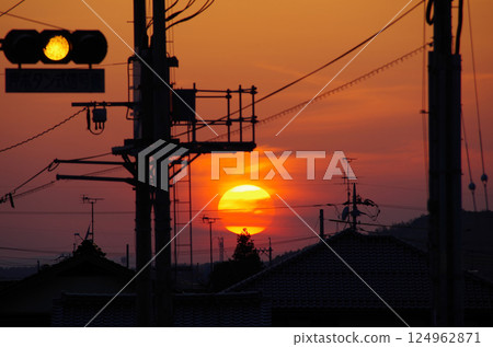 Spring sunset with thin clouds 124962871