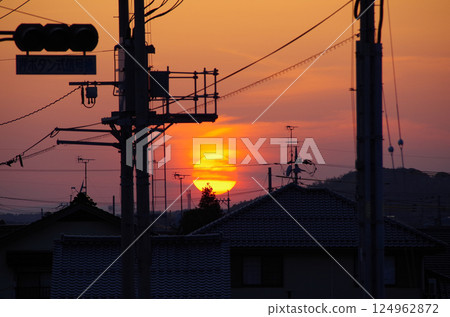 Spring sunset with thin clouds 124962872