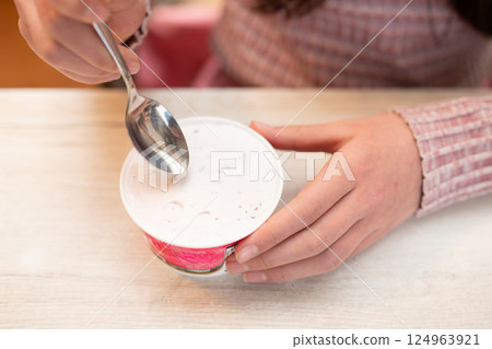 女孩的手吃冰淇淋 124963921