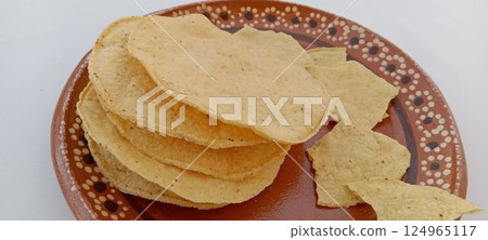 Mexican food: Toastadas on a terracotta plate 124965117