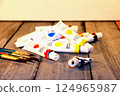 Tubes of acrylic paint lie on the table 124965987