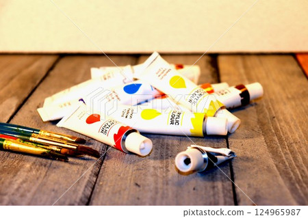 Tubes of acrylic paint lie on the table 124965987