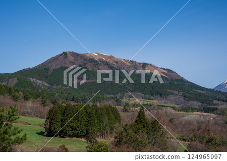 Beautiful spring scenery of Hiruzen Plateau in Maniwa City, Okayama Prefecture, Japan 124965997