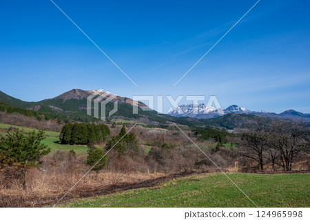 日本岡山縣真庭市蒜山高原美麗的春日風景 124965998