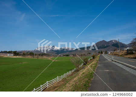 Beautiful spring scenery of Hiruzen Plateau in Maniwa City, Okayama Prefecture, Japan 124966002