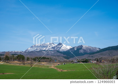 Beautiful spring scenery of Hiruzen Plateau in Maniwa City, Okayama Prefecture, Japan Beautiful spring scenery of Hiruzen Plateau in Maniwa City, Okayama Prefecture, Japan 124966003