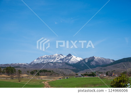 日本岡山縣真庭市蒜山高原美麗的春日風景 124966006
