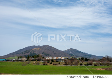 日本岡山縣真庭市蒜山高原美麗的春日風景 124966020