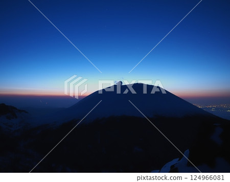The fading starry sky in spring and smoke from Mount Asama (20250405044010) 124966081