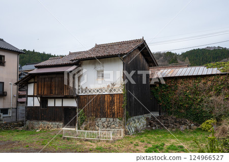 日本岡山縣真庭市三貫宿的美麗春景和古老建築 日本岡山縣真庭市三貫宿的美麗春景和古老建築 124966527