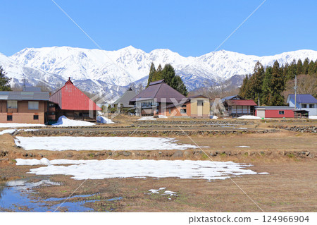 白馬山麓的春雪融化 124966904