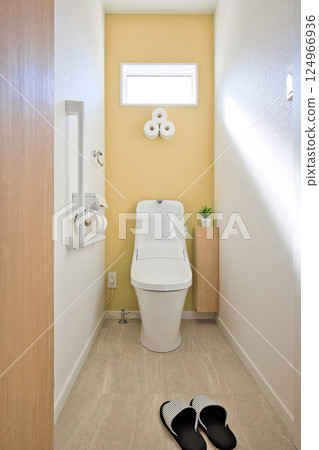 Housing image: Newly built house: Clean and bright tank-type toilet 124966936