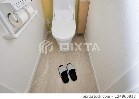 Housing image: Newly built house: Clean and bright tank-type toilet 124966938