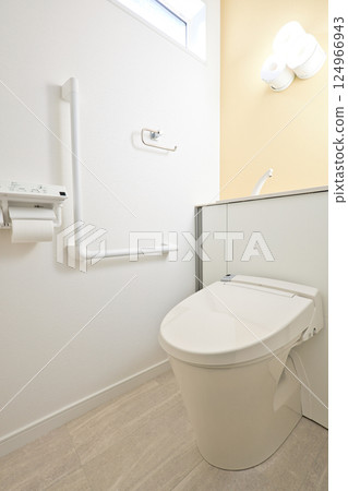 Housing image: Newly built house: Clean and bright tank-type toilet 124966943