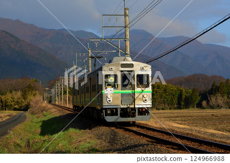 穿過鄉村的老火車 124966988