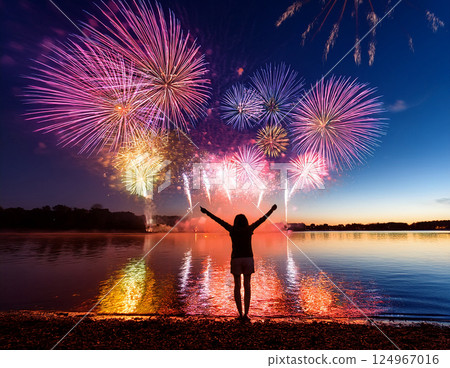 湖畔夜空中五彩繽紛的煙火和慶祝的人們的剪影 |夏日回憶的一刻 124967016