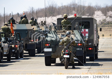 參加檢閱儀式的自衛隊車輛（陸上自衛隊第12旅團索馬原駐地紀念活動） 124967058