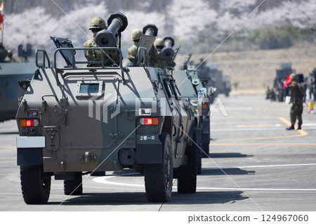 參加檢閱儀式的自衛隊車輛（陸上自衛隊第12旅團索馬原駐地紀念活動） 124967060