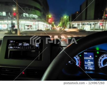 夜間駕駛穿越城市的影像 124967260
