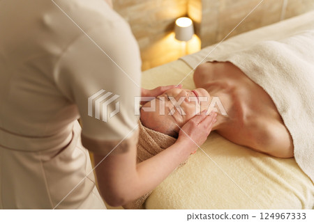 老年婦女在美容院接受治療 124967333