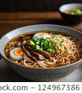 醬油拉麵和醬油烤豬肉配料的特寫 124967386