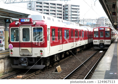 一輛近鐵 6020 系列列車停在月台上(左)和一輛 6400 系列列車抵達(右) 一輛近鐵 6020 系列列車停在月台上(左)和一輛 6400 系列列車抵達(右) 124967513