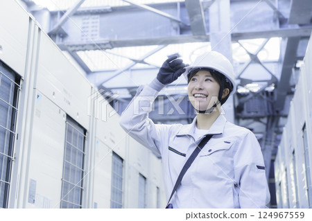 一名年輕女工在建築物屋頂上進行檢查工作。照片由東京電子專門學校、電波學園株式會社提供。 124967559