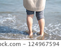 玩海浪的孩子 124967594