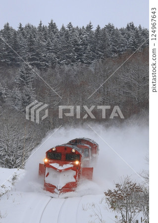 冬季在宗谷幹線上行駛的羅素汽車 冬季在宗谷幹線上行駛的羅素汽車 124967643