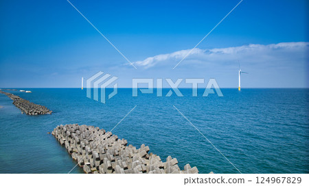 4 月，日本富山縣入善市附近的離岸風力渦輪機 124967829