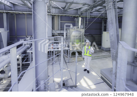 建築物屋頂上年輕女工的全身畫像。照片由東京電子專門學校、電波學園學校法人提供。 124967948