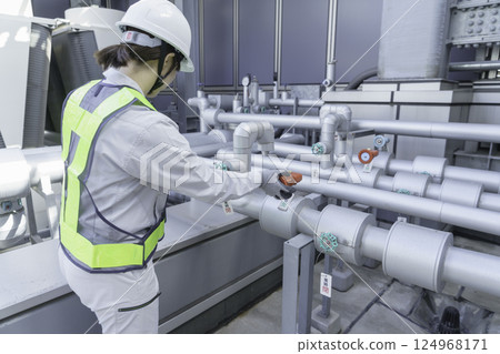 一名年輕女工在建築物屋頂上進行檢查工作。照片由東京電子專門學校、電波學園株式會社提供。 一名年輕女工在建築物屋頂上進行檢查工作。照片由東京電子專門學校、電波學園株式會社提供。 124968171
