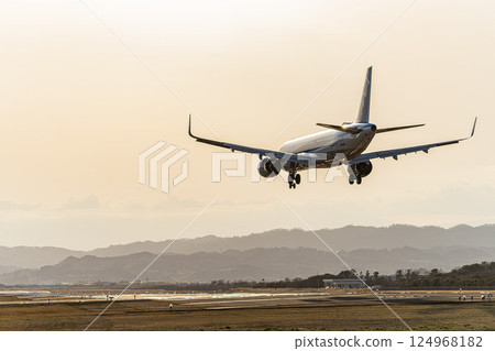 黃昏時分的仙台機場，飛機降落，宮城縣名取市 124968182