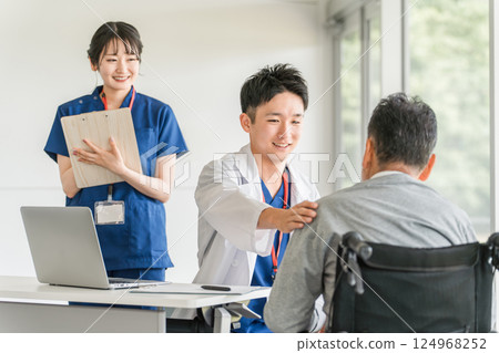 肩膀僵硬、肩痛的老年人、老年男性以及在養老院和醫院工作的骨科醫生和護士 肩膀僵硬、肩痛的老年人、老年男性以及在養老院和醫院工作的骨科醫生和護士 124968252