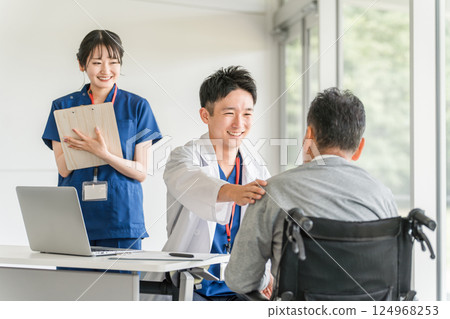 肩膀僵硬、肩痛的老年人、老年男性以及在養老院和醫院工作的骨科醫生和護士 肩膀僵硬、肩痛的老年人、老年男性以及在養老院和醫院工作的骨科醫生和護士 124968253