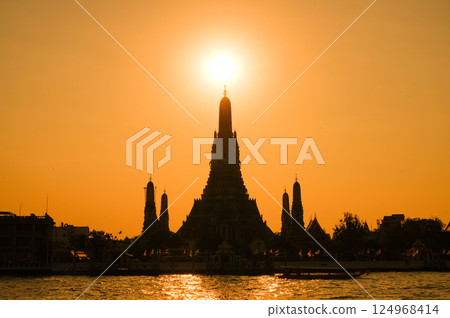 bangkok, wat arun, evening scene 124968414