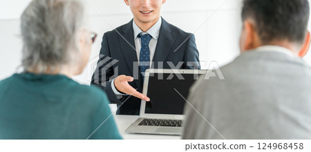 男性社會工作者、支持顧問、生活方式顧問以及為老年夫婦提供諮詢的社會工作者。 男性社會工作者、支持顧問、生活方式顧問以及為老年夫婦提供諮詢的社會工作者。 124968458