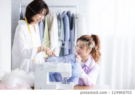 一個女人縫 124968703