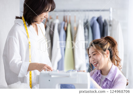 一個女人縫 124968706