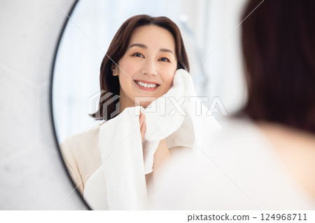 一名女子用毛巾摀住臉頰 124968711